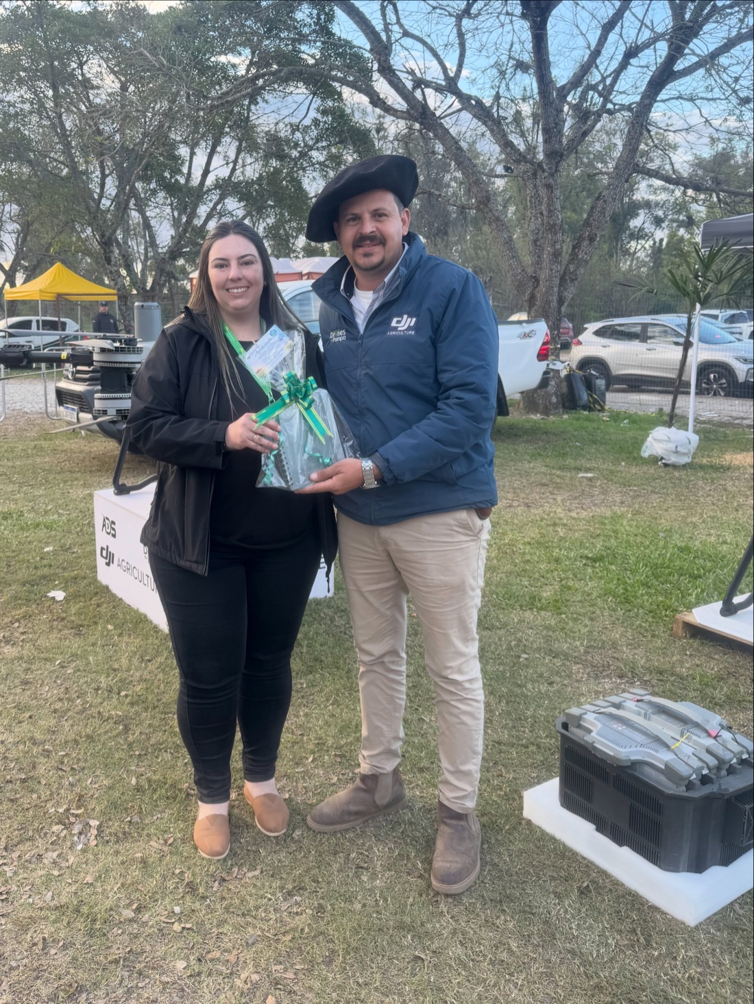 Equipe do Sindicato homenageando parceiro na Farm Show 2026
