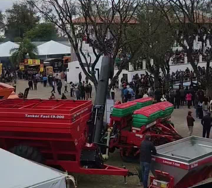 Máquinas expostas e público no Parque durante a Farm Show
